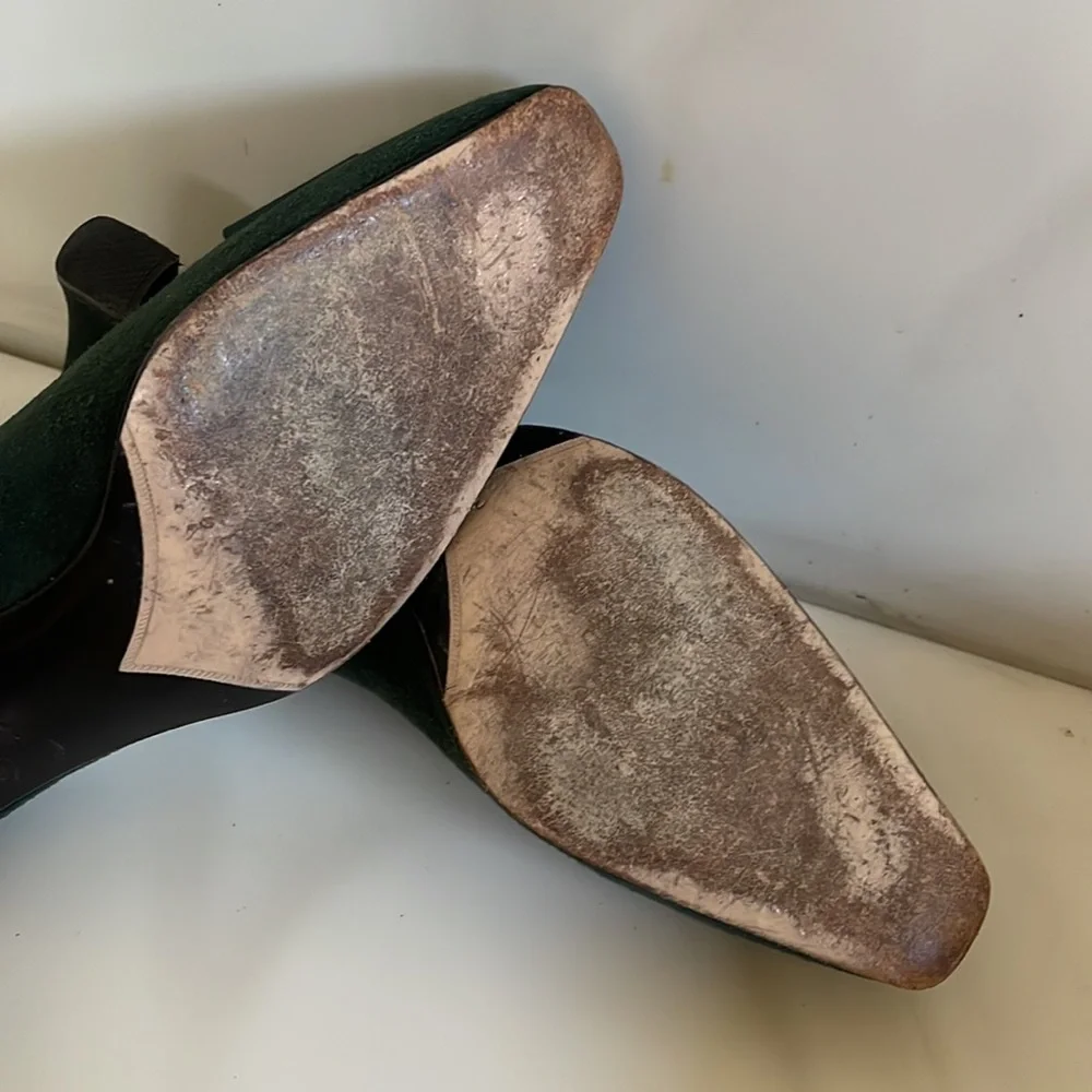 BALLY green suede heels with logo on front bow. - Picture 14 of 14